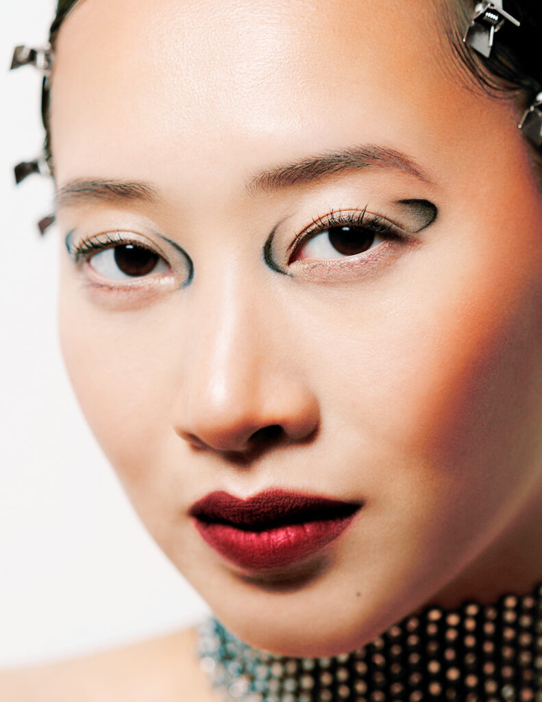 maquillage editorial graphic liner asiatique modele levres rouges coiffure moderne
